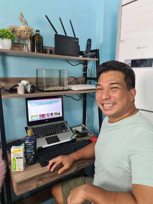 Man working at home without worrying about dandruff. 