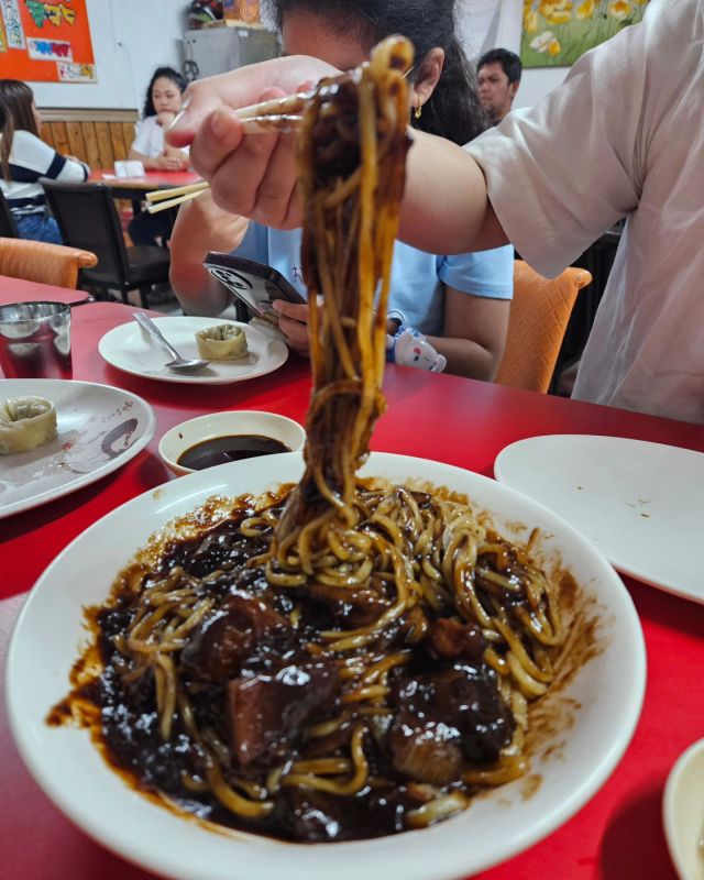 May sobra sa budget kaya na try namin kumain ng Jajangmyeon at Jjang Kkea located at Kalayaan ave. QC.
Masarap at malaki ang serving nila. Chewy ung noodles ng Jajangmyron nila🤗 yan ang nagustuhan ko👍  #foodcravings #foodfinds #restaurant #wheretoeatinqc